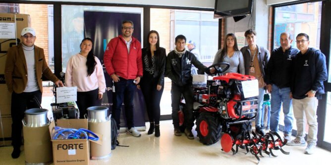 Entrega de maquinaria e insumos a emprendedores