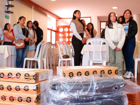 Entregan 60 computadores a personas con discapacidad