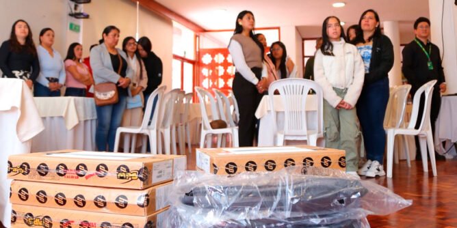 Entregan 60 computadores a personas con discapacidad