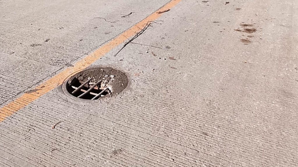 Tapa de alcantarillado en la vía Porvenir