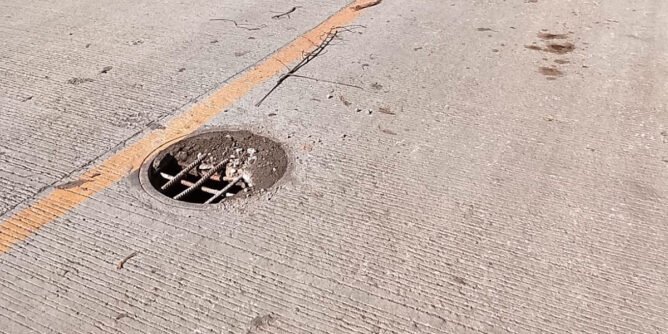 Tapa de alcantarillado en la vía Porvenir