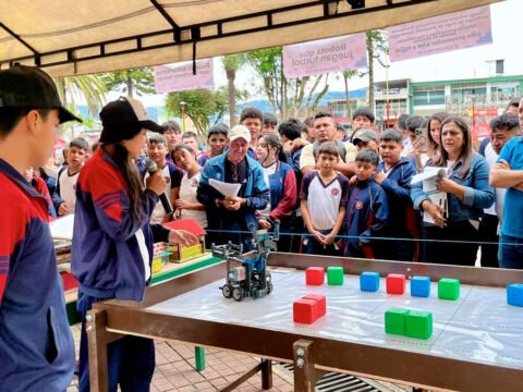 Robot autónomo creado por estudiantes de Santa Bárbara, Sandoná