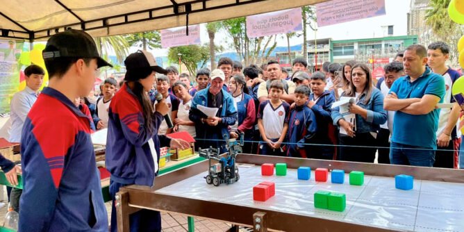 Robot autónomo creado por estudiantes de Santa Bárbara, Sandoná