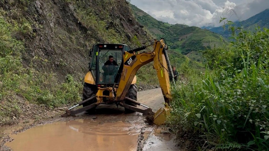 Atención a deslizamientos de terreno en la vía Sandoná-Linares
