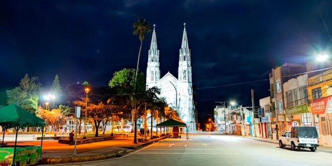 Basílica Nuestra Señora del Rosario al amanecer