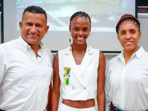 Condecoración a Valentina Castro