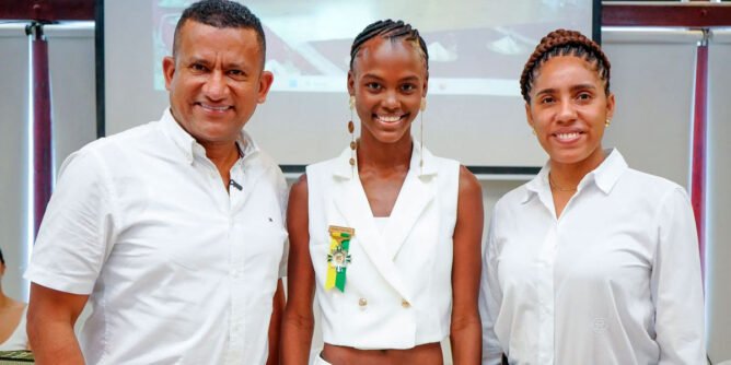 Condecoración a Valentina Castro