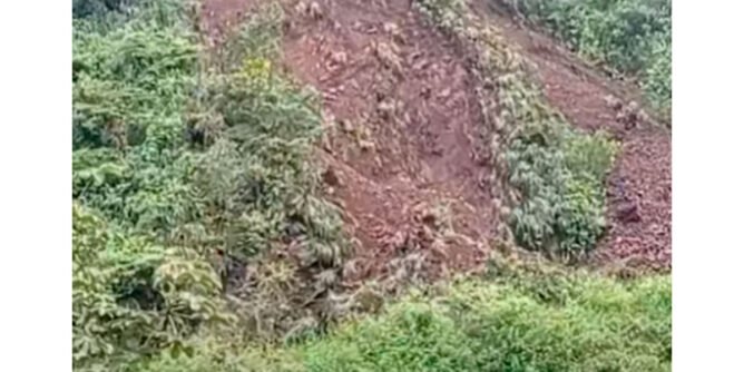 Derrumbe bloquea la vía Ancuya – Linares en el sector de Quebrada Honda