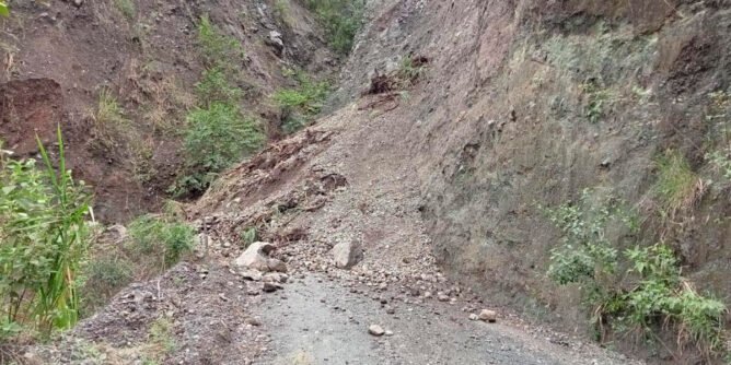 Deslizamiento vía Linares - Sandoná, en el sector de El Méjico