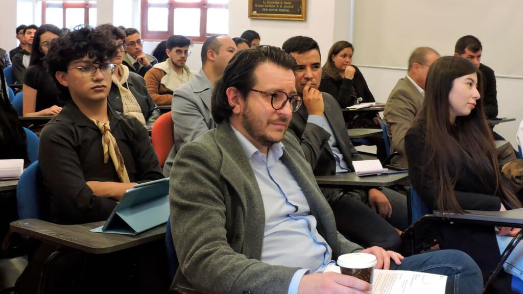 Estudiantes de derecho con funcionarios de la JEP