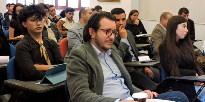 Estudiantes de derecho con funcionarios de la JEP