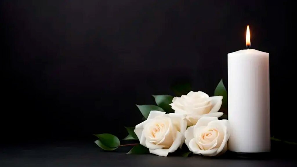 Flores blancas y vela encendida