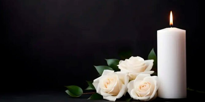 Flores blancas y vela encendida