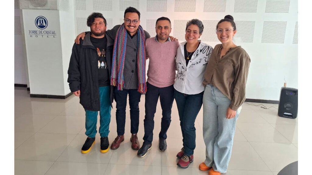 Hermes Luna con capacitadores de la Escuela de Comunicación