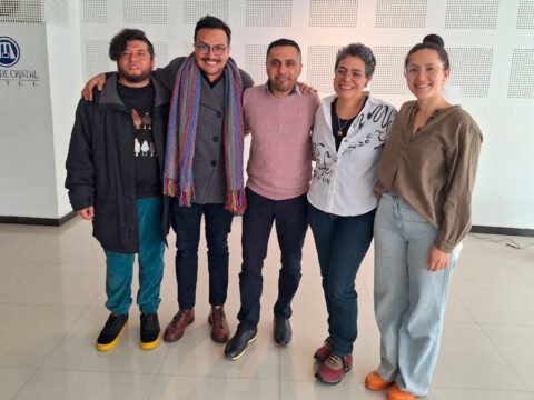 Hermes Luna con capacitadores de la Escuela de Comunicación