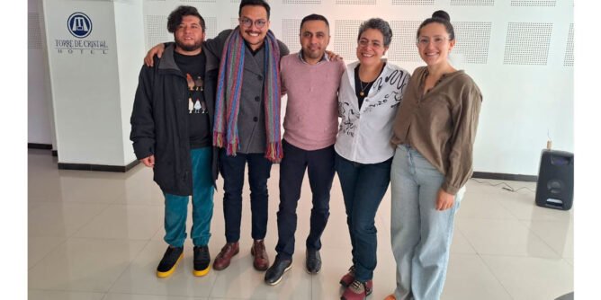 Hermes Luna con capacitadores de la Escuela de Comunicación