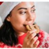 Mujer comiendo galleta