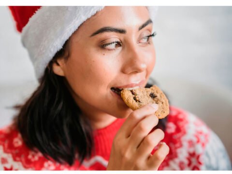 Mujer comiendo galleta