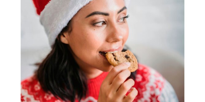 Mujer comiendo galleta