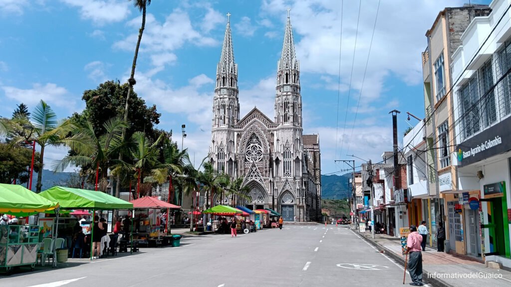 Parque principal de Sandoná con la basílica