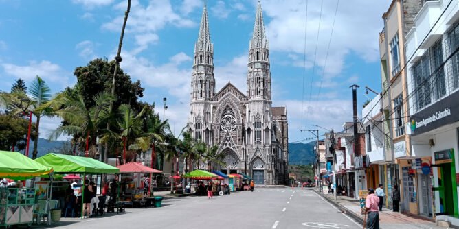Parque principal de Sandoná con la basílica