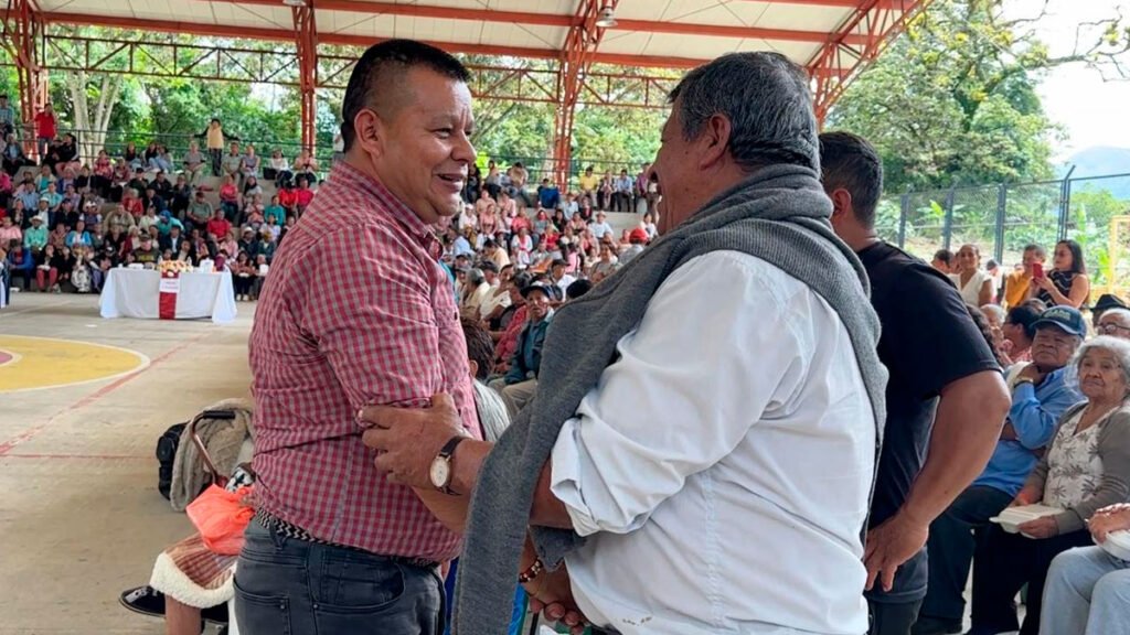 Alcalde de Consacá con adultos mayores