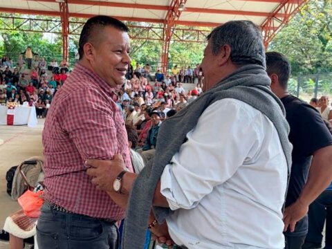 Alcalde de Consacá con adultos mayores