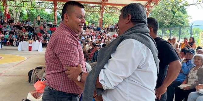 Alcalde de Consacá con adultos mayores