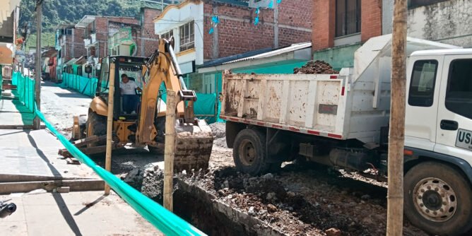 Construcción de alcantarillado en la calle 8