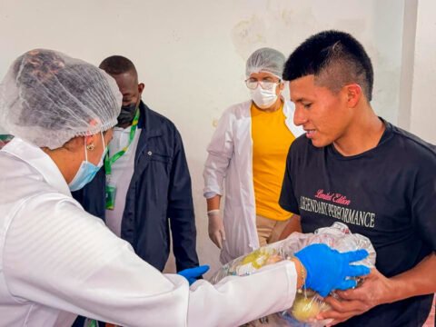 Entrega de canastas alimentarias
