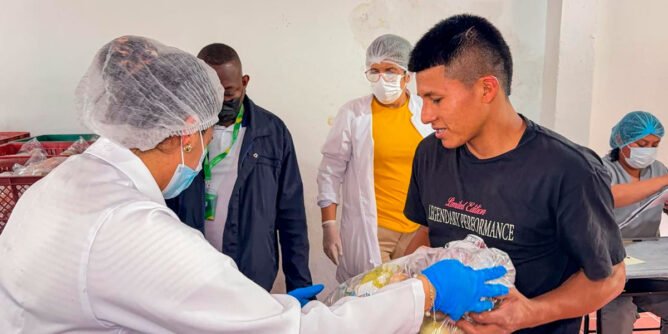 Entrega de canastas alimentarias