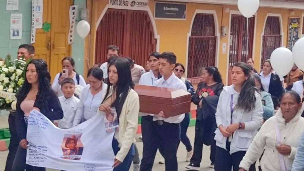 Entrega de restos mortales de tres personas en El Tamb