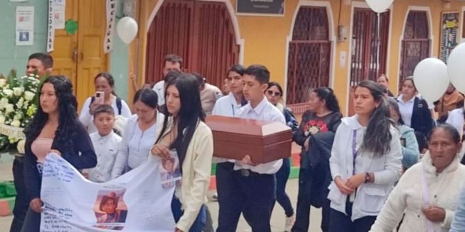 Entrega de restos mortales de tres personas en El Tamb