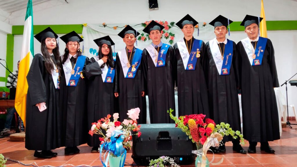 Ocho estudiantes se graduaron como bachilleres agropecuarios en la Institución Educativa Simón Bolívar de Santa Bárbara