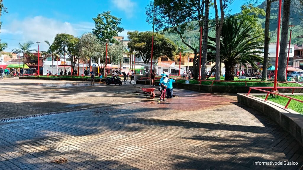 Jornada de limpieza del parque principal de sandoná