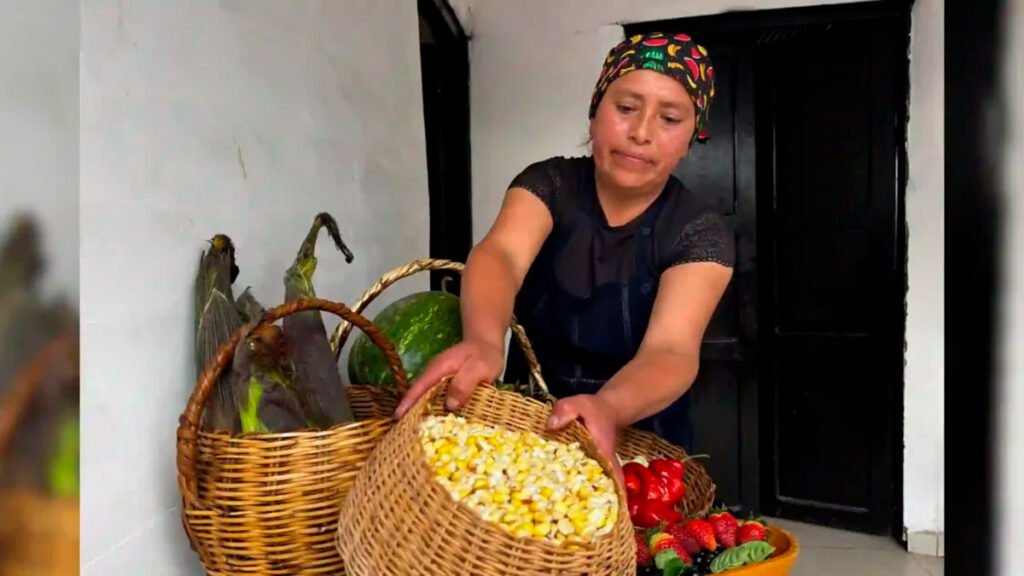 Mujer indígena con maíz ancestral