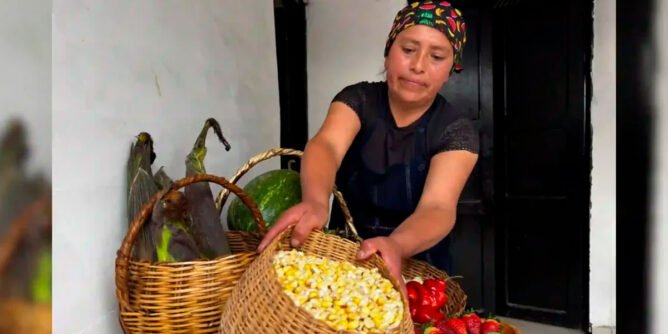 Mujer indígena con maíz ancestral