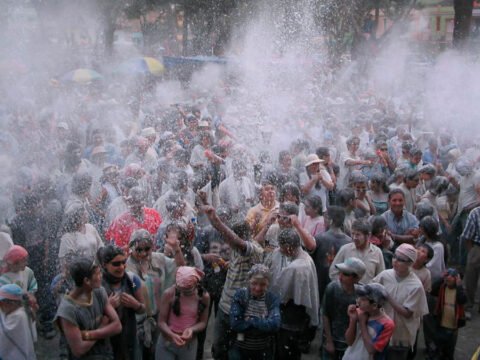Utilización de talco en el carnaval sandoneño