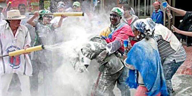 Utilización de talco en el Carnaval de Pasto
