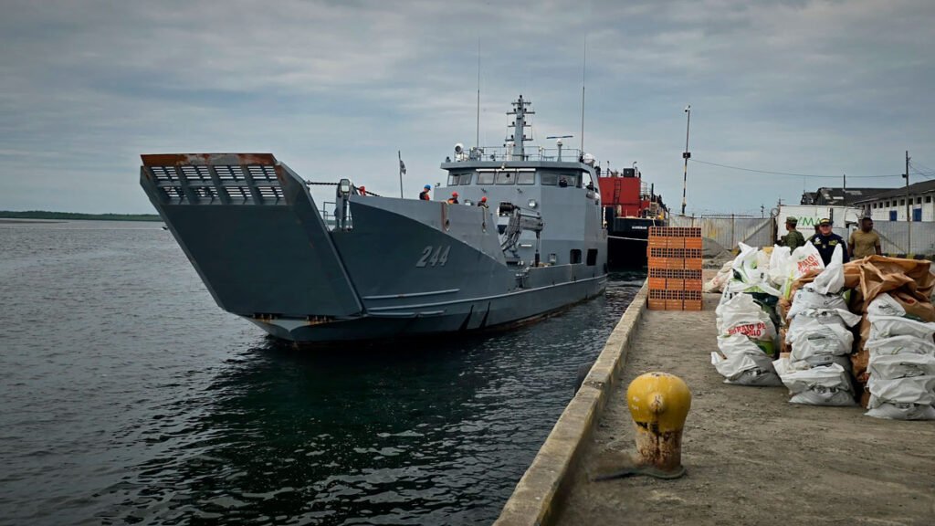 Armada Nacional apoya con la entrega de ayudas a familias damnificadas de Santa Bárbara de Iscuandé