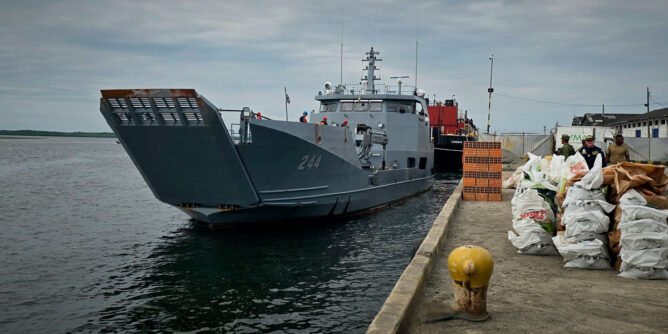 Armada Nacional apoya con la entrega de ayudas a familias damnificadas de Santa Bárbara de Iscuandé