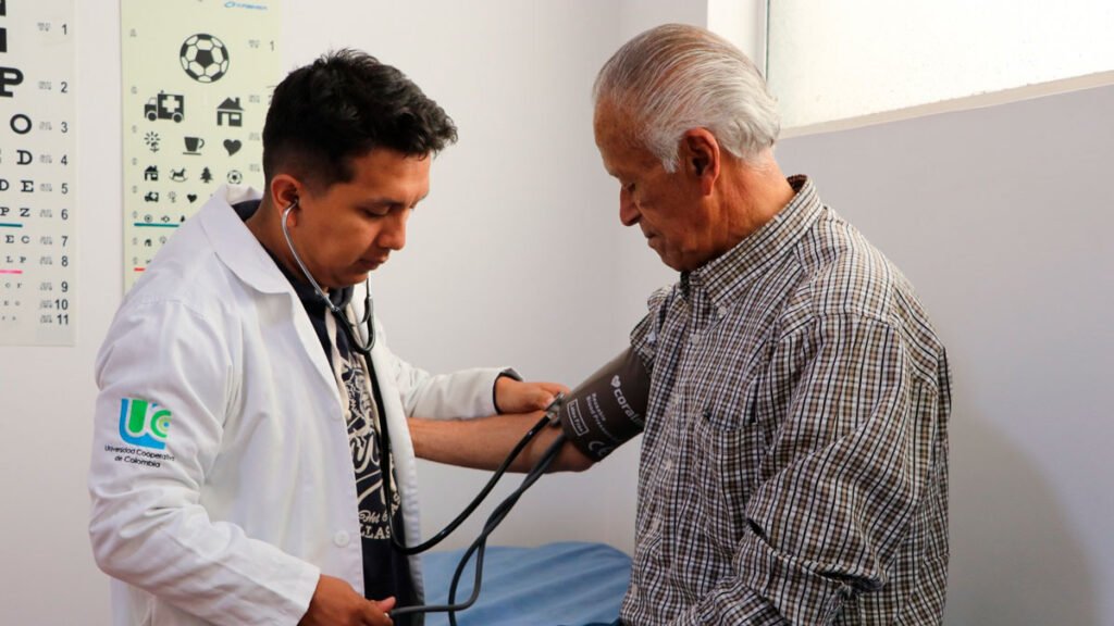 Atención de un médico a un paciente