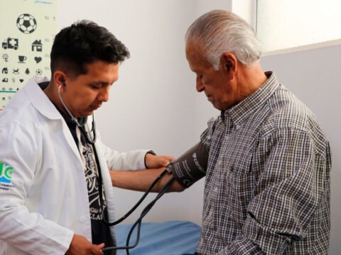 Atención de un médico a un paciente