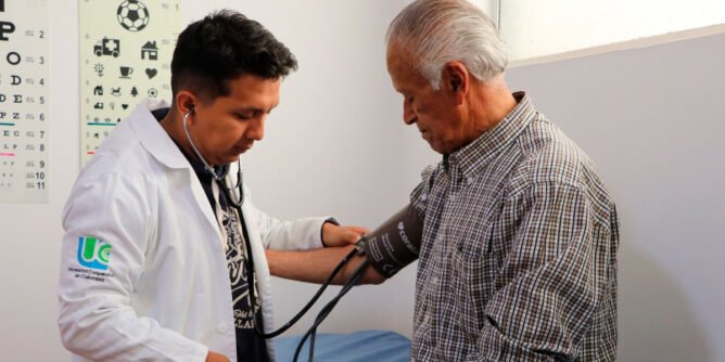 Atención de un médico a un paciente