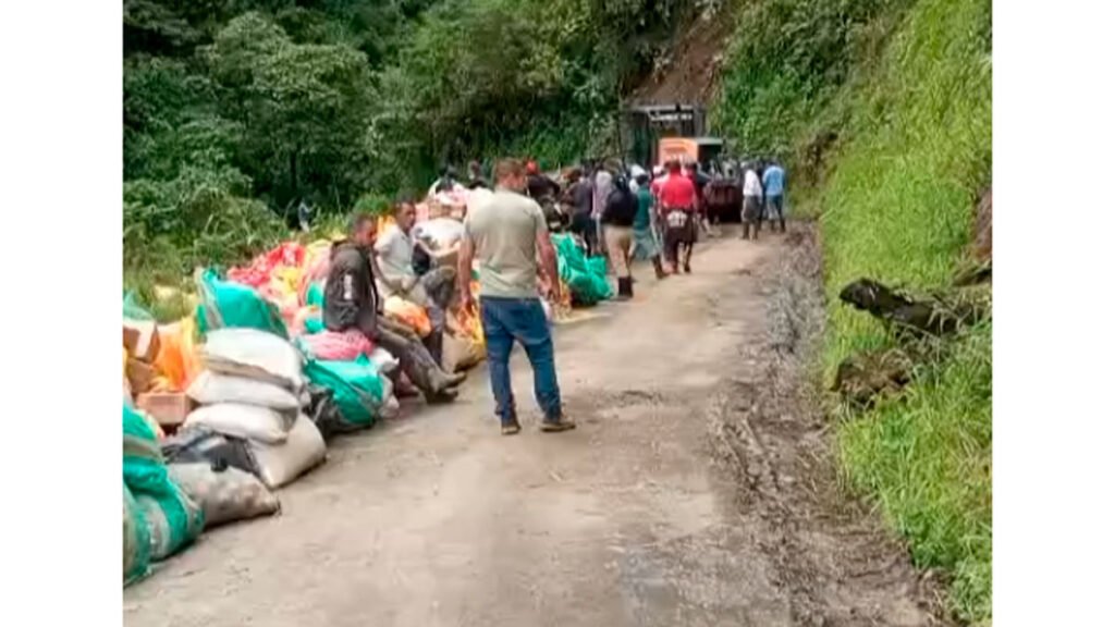 Ayudaron a sacar la carga en Indo, Ancuya