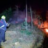 Bombero de Ipiales atendiendo un incendio forestal