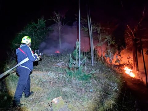 Bombero de Ipiales atendiendo un incendio forestal