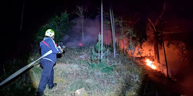 Bombero de Ipiales atendiendo un incendio forestal
