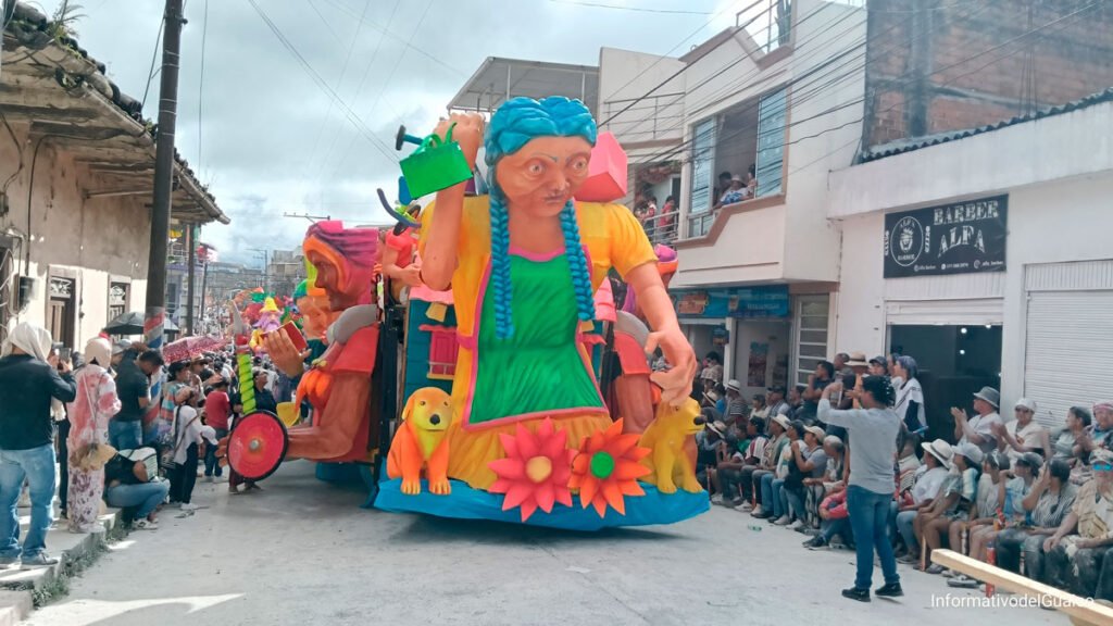 Carroza de la reina, homenaje a la mujer sandoneña