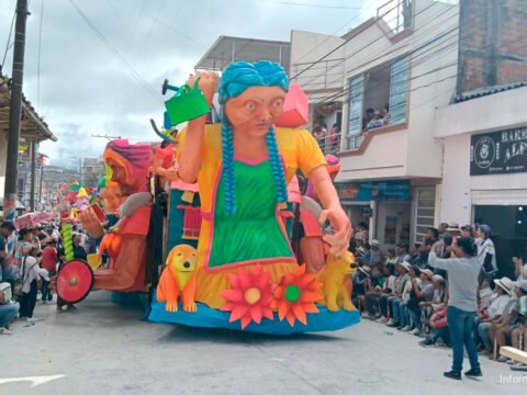 Carroza de la reina, homenaje a la mujer sandoneña